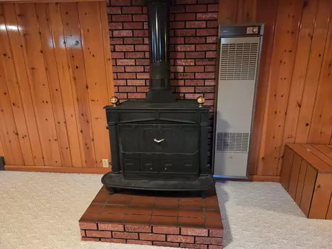 Living - 2202 Windsor Rd, Albert Lea, MN 56007 photo 4 of 5