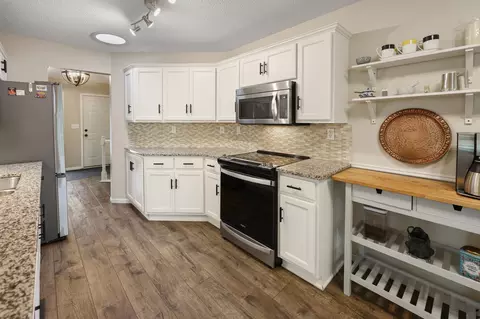 Kitchen - 2543 Colony Cir, Saint Cloud, MN 56303 photo 4 of 7