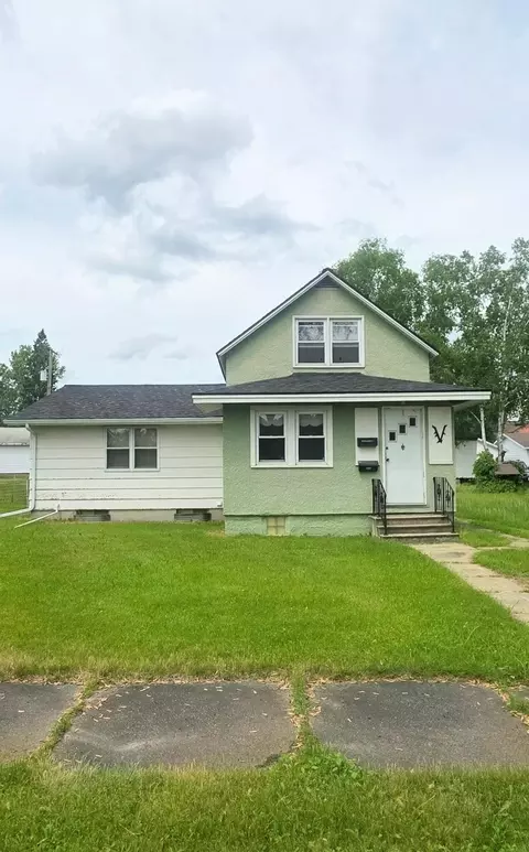 616 2nd St NW, Chisholm, MN 55719