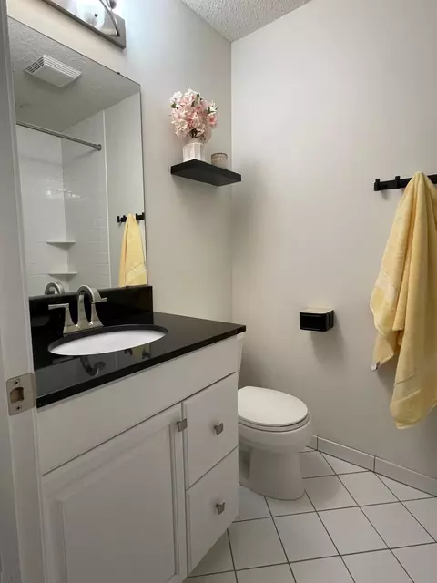 Bath - 4677 Sorrell Pt, Eagan, MN 55122 photo 2 of 2