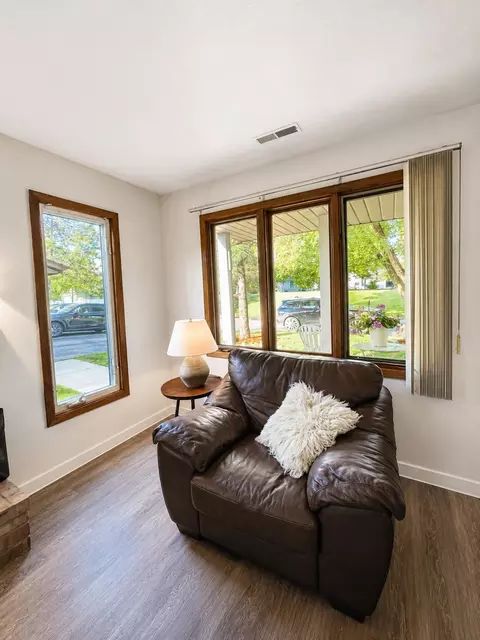Living - 4677 Sorrell Pt, Eagan, MN 55122 photo 2 of 3