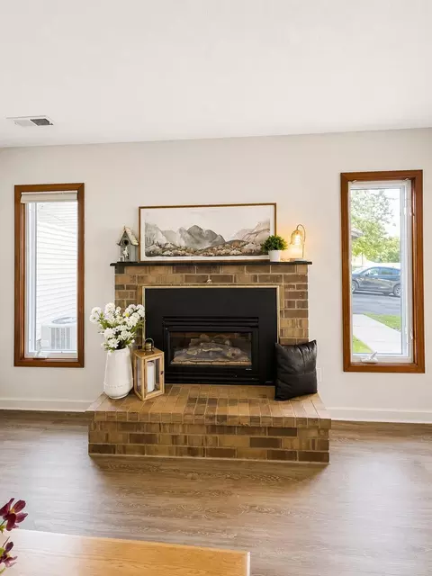 Living - 4677 Sorrell Pt, Eagan, MN 55122 photo 3 of 3