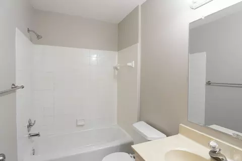 Bath - 5245 Clayton Dr, Maple Plain, MN 55359 photo 2 of 3