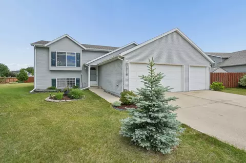 1719 Huntington Ct, West Fargo, ND 58078