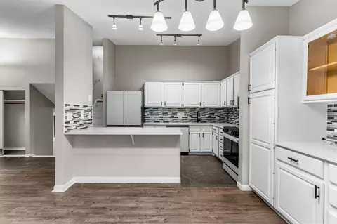 9712 Cimarron Cir, Minnetonka, MN 55305