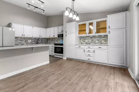9712 Cimarron Cir, Minnetonka, MN 55305