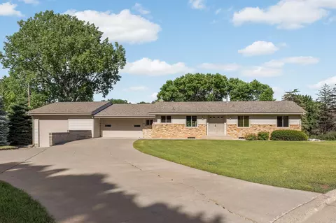 112 Mayo Dr, Burnsville, MN 55337