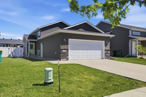 1034 29th Ave W, West Fargo, ND 58078