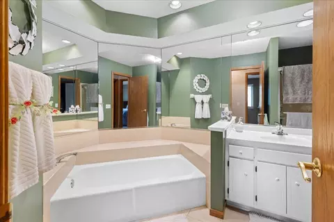 Bath - 4602 12 Penkwe Way, Eagan, MN 55122 photo 1 of 2
