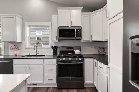 Kitchen - 715 Boulder Pass St, Jordan, MN 55352 photo 3 of 3