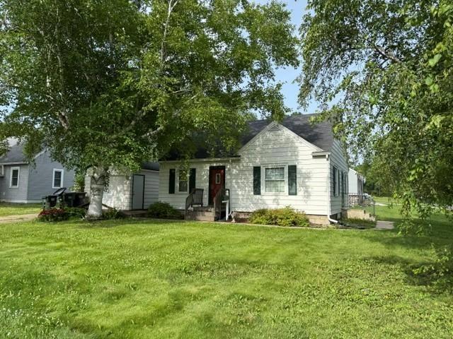 24 Lynn Rd SW, Hutchinson, MN 55350