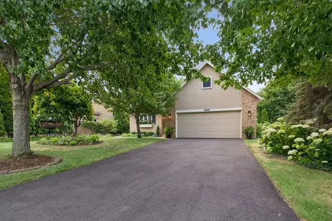 10441 Lee Dr, Eden Prairie, MN 55347