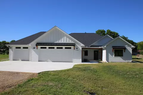1720 High Tail Ln, Mankato, MN 56001