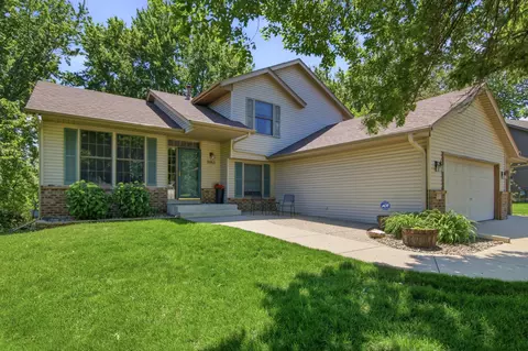9953 Starlight Dr, Woodbury, MN 55125