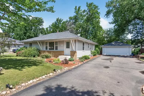 211 92nd Ave NE, Blaine, MN 55434