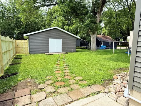 Exterior - 1004 6th St SW, Willmar, MN 56201 photo 3 of 4