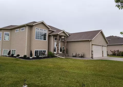 5002 45th Ave S, Fargo, ND 58104