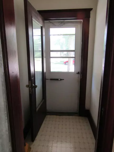 Entry Way - 507 N 3rd St, Montevideo, MN 56265 photo 1 of 2