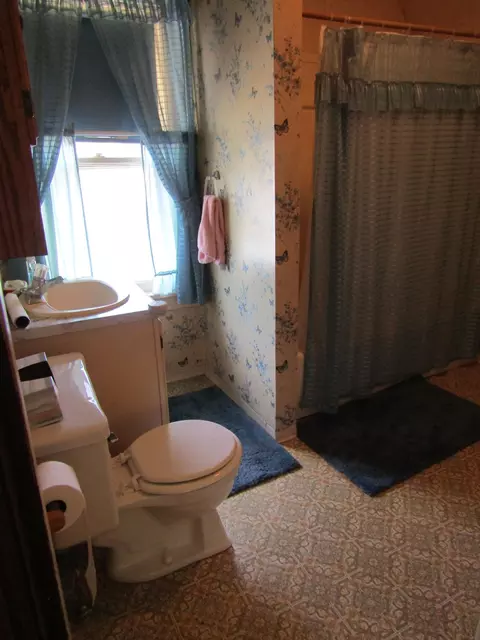 Bath - 507 N 3rd St, Montevideo, MN 56265 photo 2 of 3