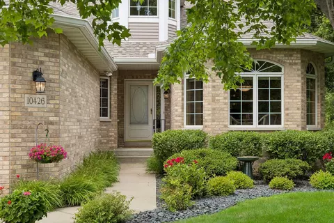 10426 Eagle Pointe Cir, Woodbury, MN 55129