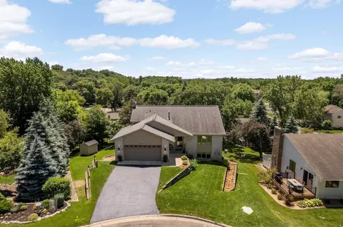 8713 Lakeview Cir, Bloomington, MN 55438