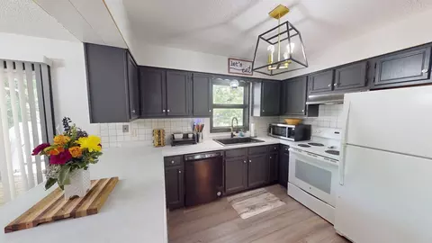 Kitchen - 1301 9th St SE, Willmar, MN 56201 photo 3 of 4