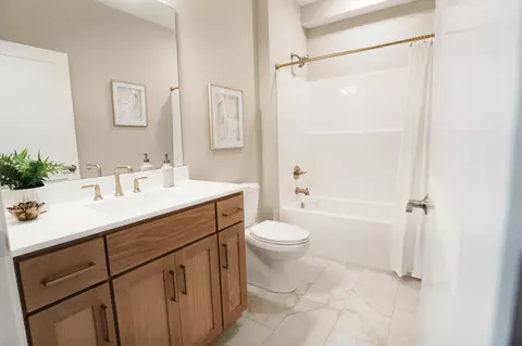 Bath - 425 Ford St E, Northfield, MN 55057 photo 1 of 3