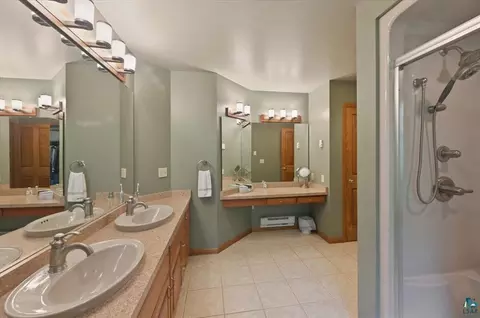 Bath - 4210 Jackson Dr, Duluth, MN 55811 photo 2 of 3