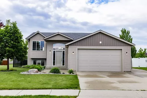 1237 Diversion Dr, West Fargo, ND 58078