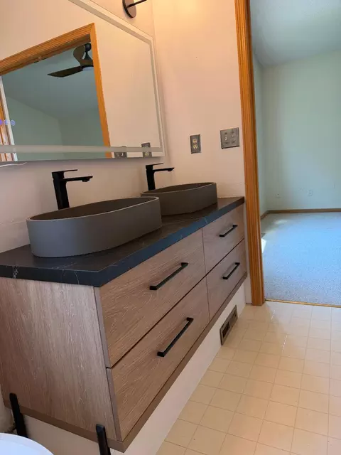 Bath - 3698 Willbrook Ct, Eagan, MN 55123 photo 2 of 4