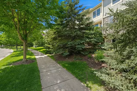 10736 Falling Water Ln #B, Woodbury, MN 55129