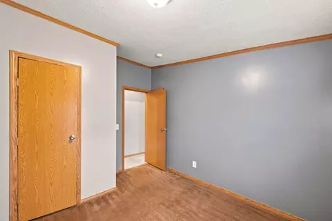 2 Barker Dr, Duluth, MN 55808