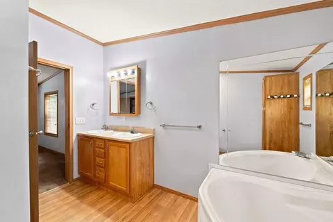 Bath - 2 Barker Dr, Duluth, MN 55808 photo 2 of 3