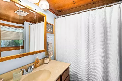 Bath - 30149 E Shore Dr, Pengilly, MN 55775 photo 1 of 3