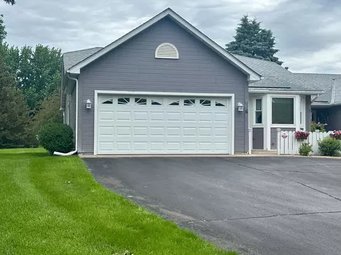 6 Oak Ridge Trl, Circle Pines, MN 55014