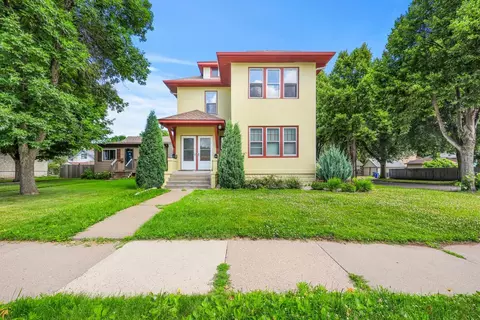 877 Cottage Ave E, Saint Paul, MN 55106