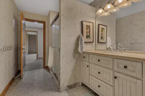 Bath - 2721 Park Dr, Saint Cloud, MN 56303 photo 3 of 4