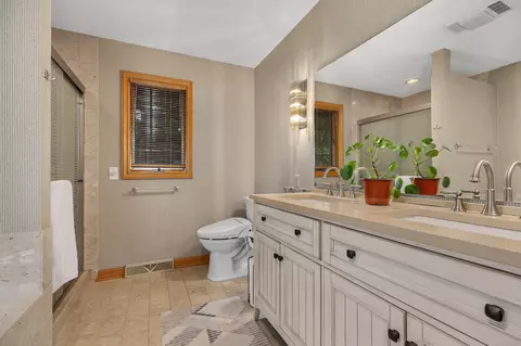 Bath - 2721 Park Dr, Saint Cloud, MN 56303 photo 2 of 4