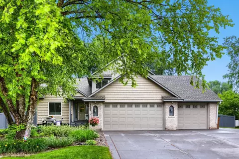 7842 20th St N, Oakdale, MN 55128