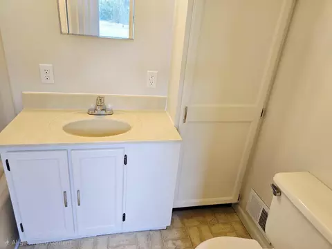 Bath - 606 5th Pl SE, Austin, MN 55912 photo 1 of 1