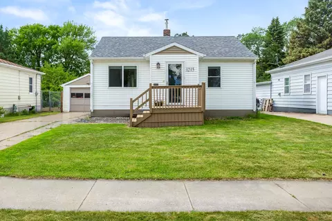 1215 13th St N, Moorhead, MN 56560
