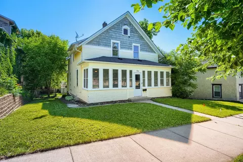 106 N Pine St, Chaska, MN 55318