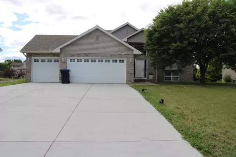 9919 Weston Dr, Monticello, MN 55362