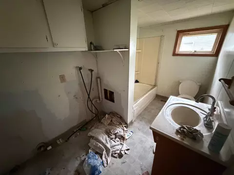 Bath - 427 Cedar Ave, Westbrook, MN 56183 photo 1 of 1