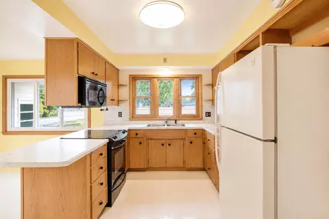 Kitchen - 2011 6th Ave SE, Austin, MN 55912 photo 4 of 5