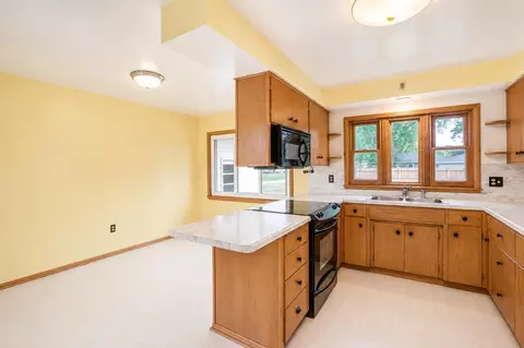 Kitchen - 2011 6th Ave SE, Austin, MN 55912 photo 5 of 5