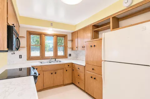 Kitchen - 2011 6th Ave SE, Austin, MN 55912 photo 3 of 5