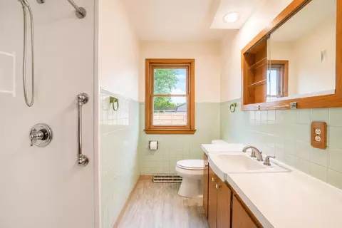Bath - 2011 6th Ave SE, Austin, MN 55912 photo 1 of 6