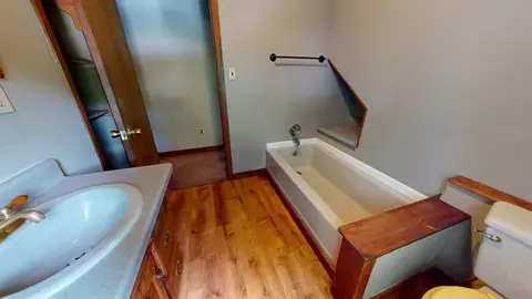 Bath - 119 Morningside Rd, Albert Lea, MN 56007 photo 2 of 4