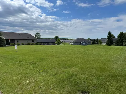 636 W River Dr, New London, MN 56273